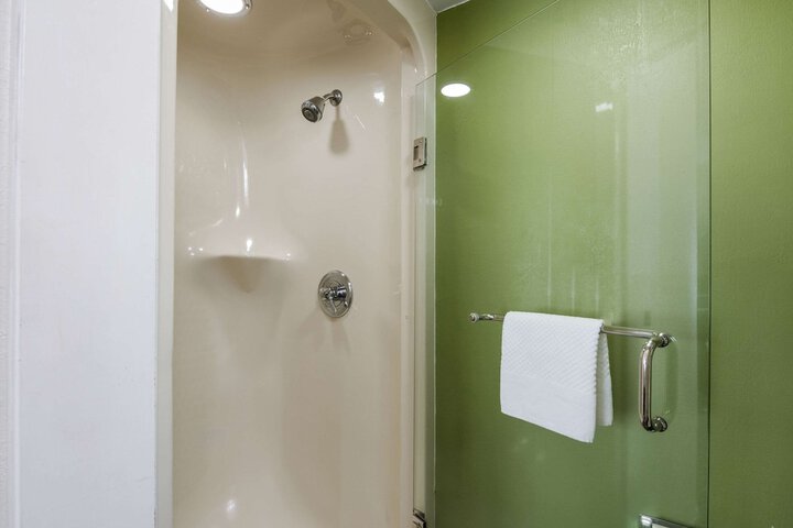 Double Accessible Queen Size Bed (4 of 6)