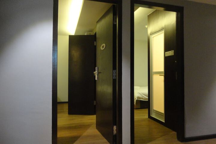 Room 7 of 18