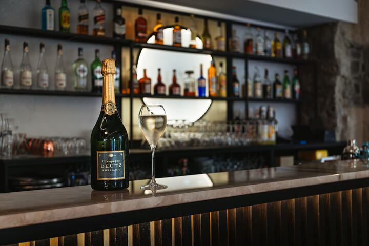 Lounge 34 of 38