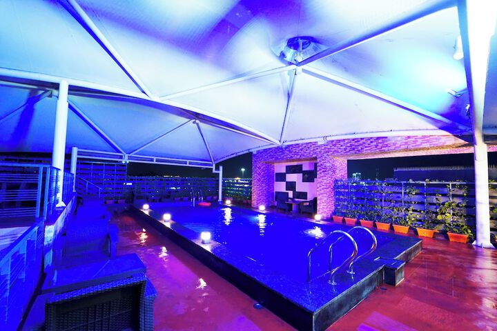 Hotel Pool
