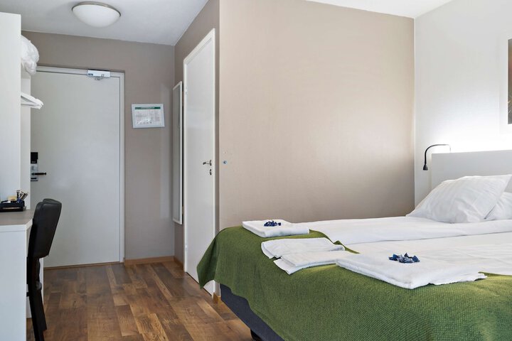 Room 13 of 38