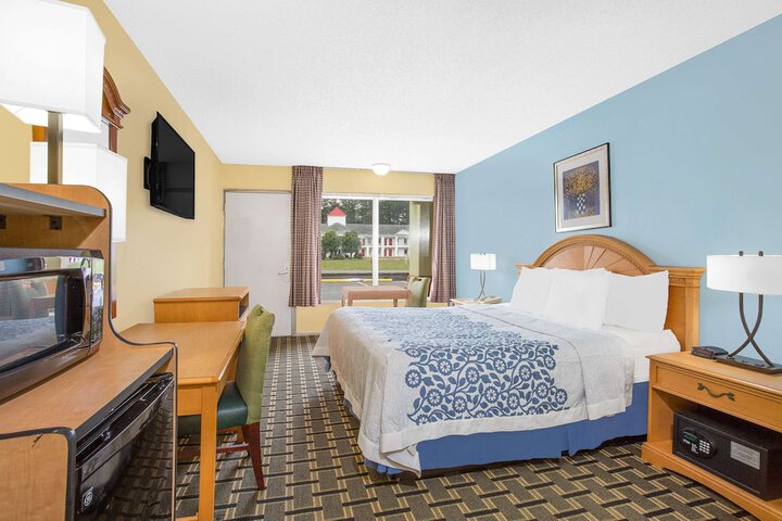 1 King Bed (1 of 11)