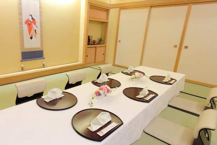 Room 9 of 17