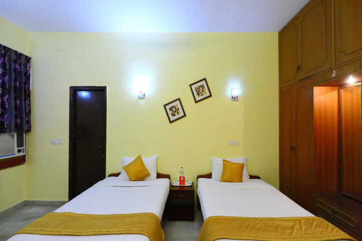 Room 6 of 8
