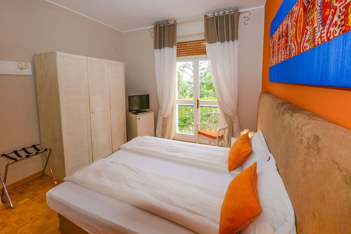Room 4 of 164