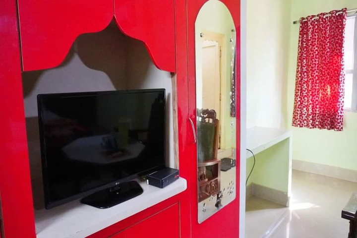 Room 9 of 18