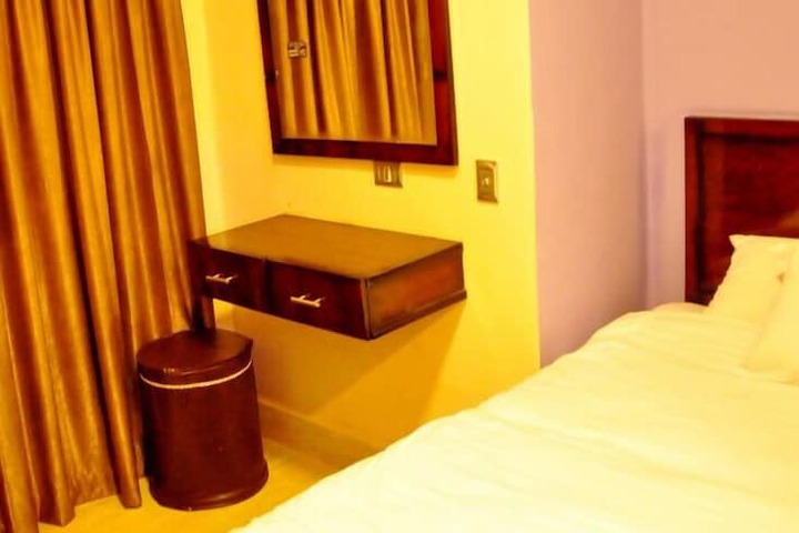 Room 16 of 38