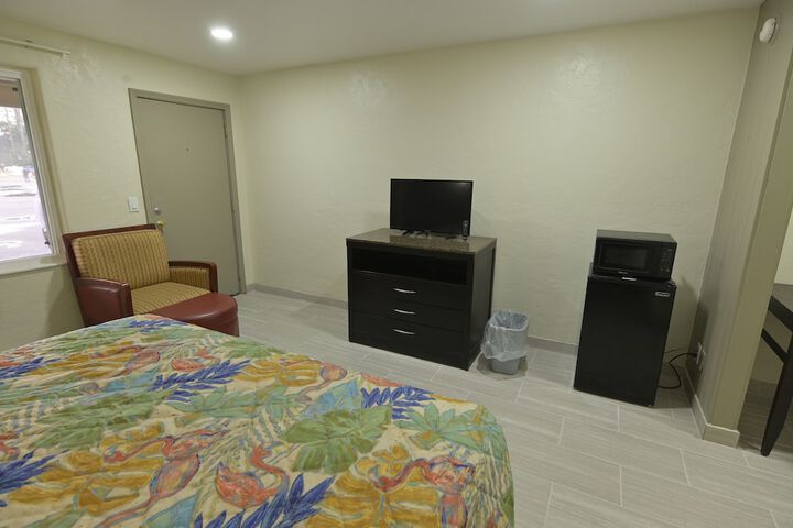1 King Bed (2 of 9)