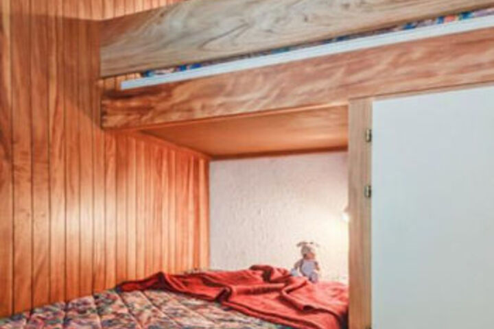 Room 10 of 16
