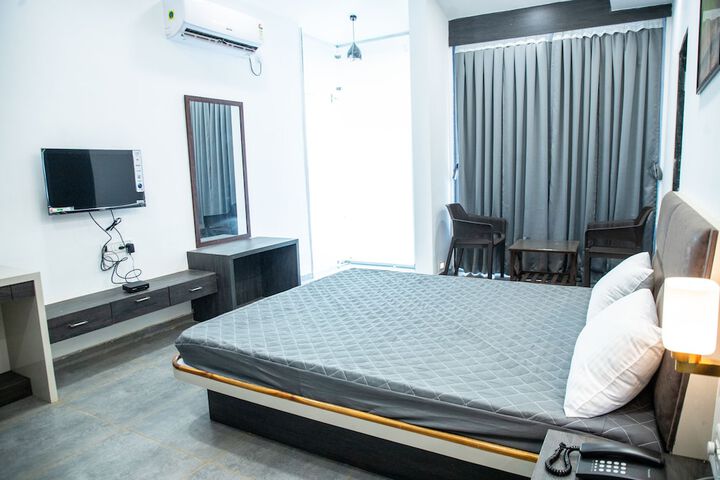 Room 2 of 8