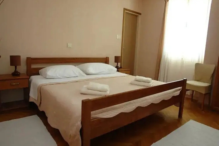 Room 6 of 14