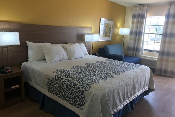 1 King Bed (10 of 15)