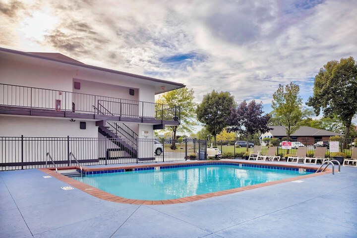 Hotel Pool
