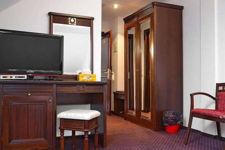 Room 6 of 33