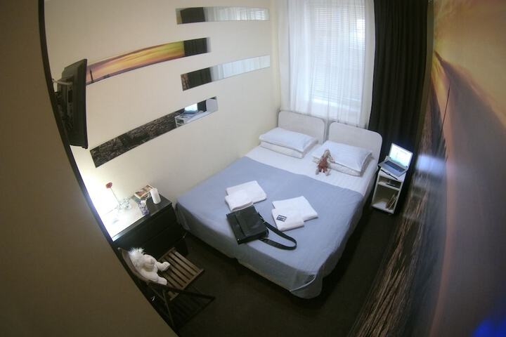 Room 7 of 11