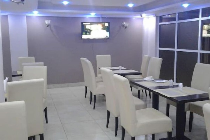 Dining 8 of 11
