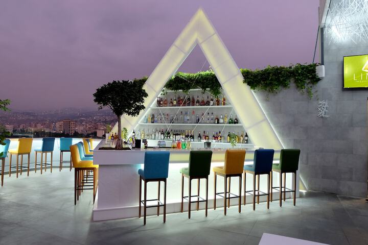 Lounge 57 of 76