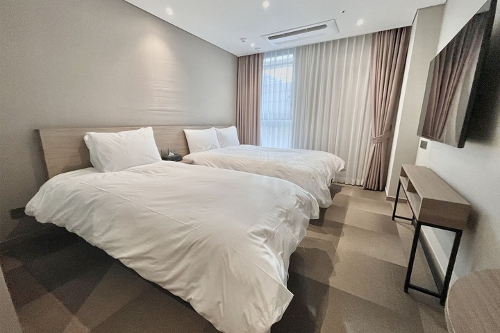 Room 16 of 33