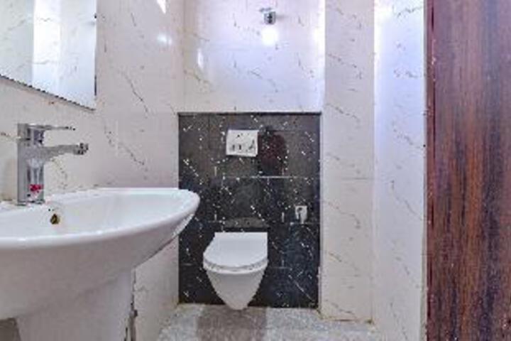 Room 4 of 27