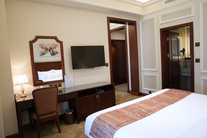 Room 10 of 100