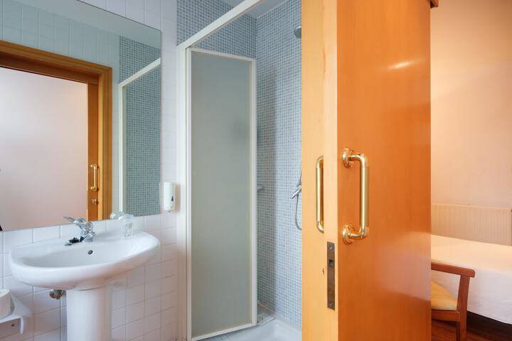 Room 8 of 27
