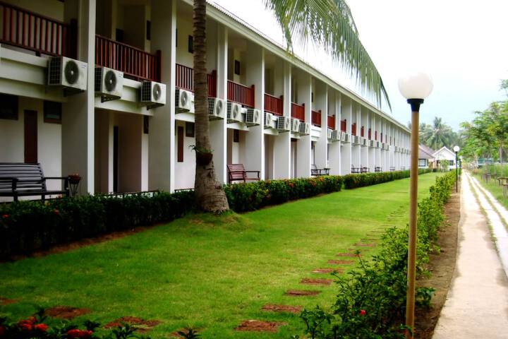 Hotel Exterior 33 of 37