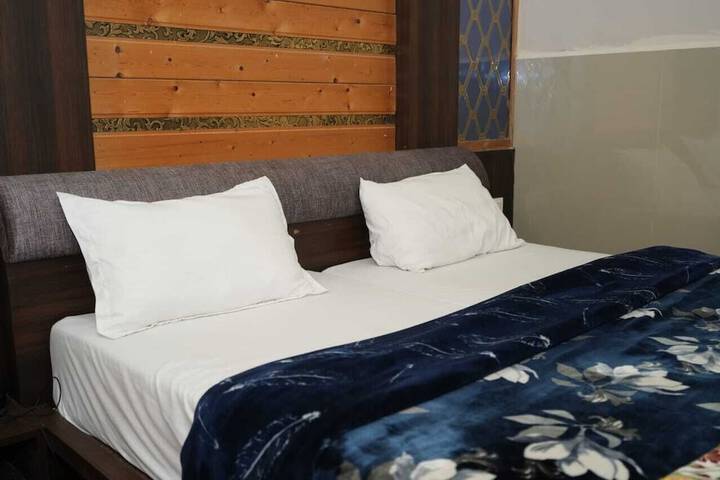 Room 4 of 15