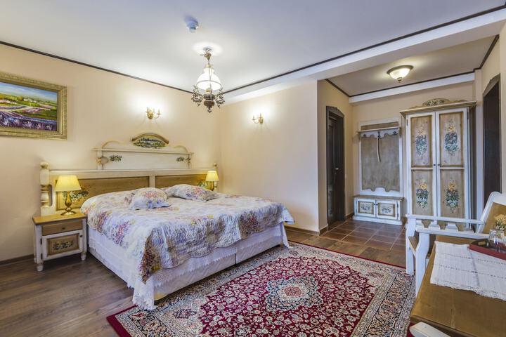 Room 4 of 83