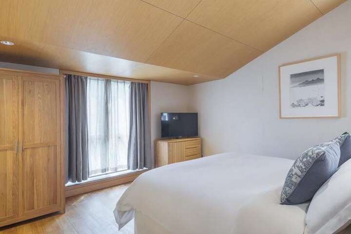 Room 6 of 52