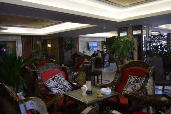 Lounge 12 of 13