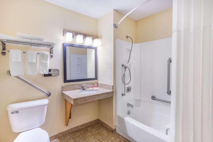 2 Double Beds (7 of 8)