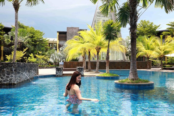 Hotel Pool