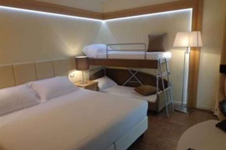 Room 10 of 37