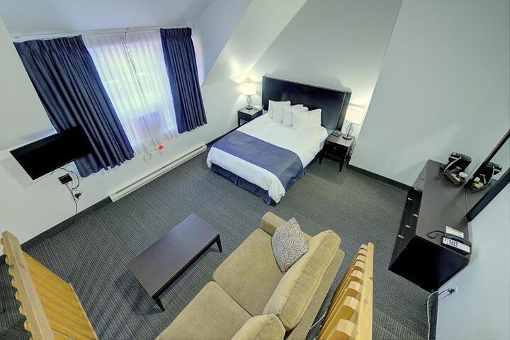 1 Queen Bed (6 of 18)