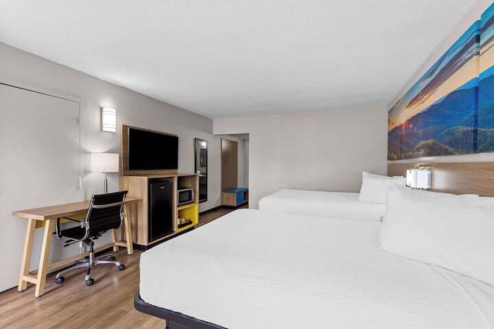 1 Queen Bed (15 of 16)