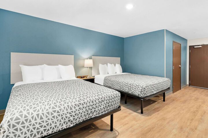 1 Queen Bed (12 of 32)