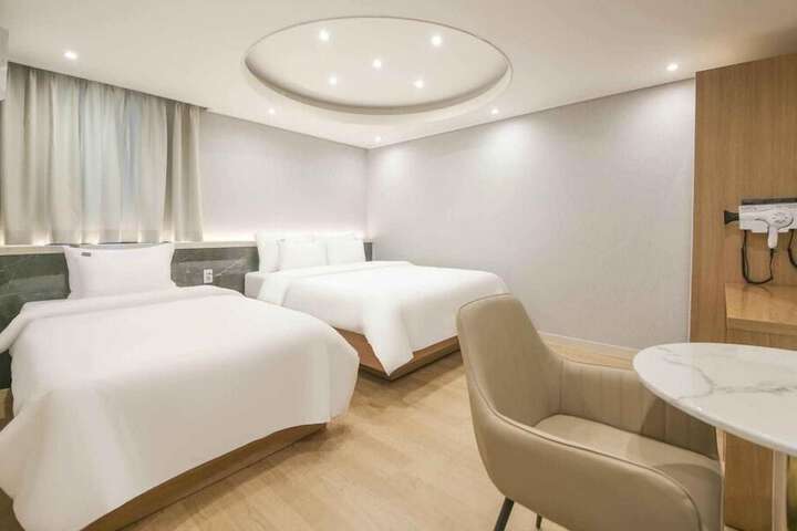 Room 32 of 53
