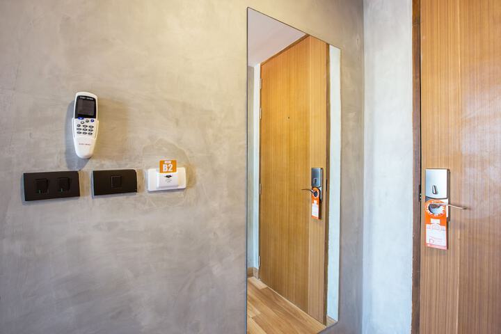 Room 8 of 33