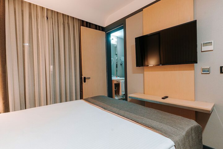 Room 9 of 34