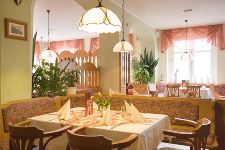 Dining 6 of 11