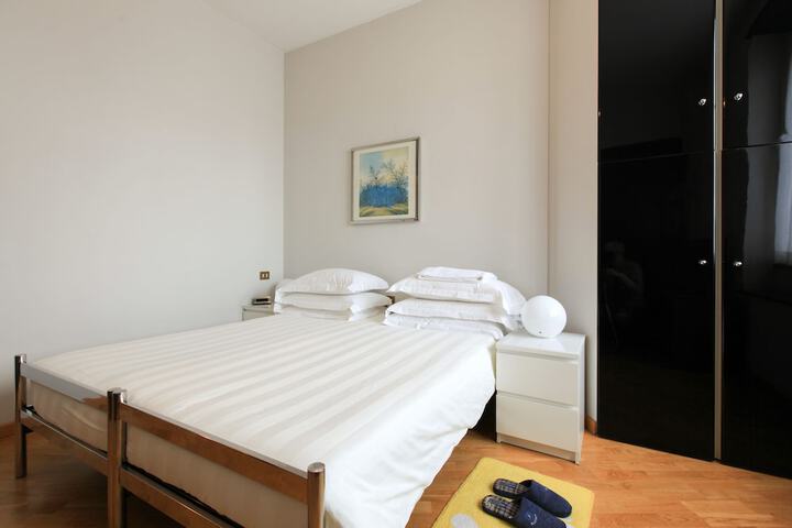 Room 9 of 106