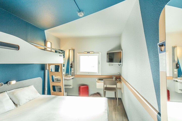 Room 10 of 34