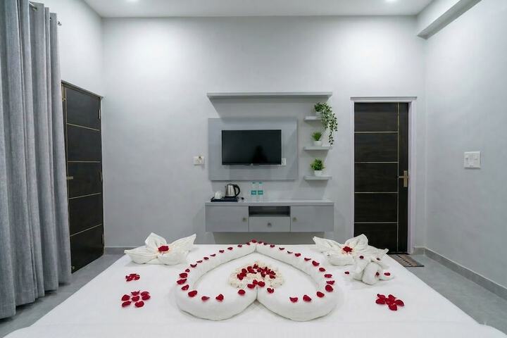 Room 4 of 12