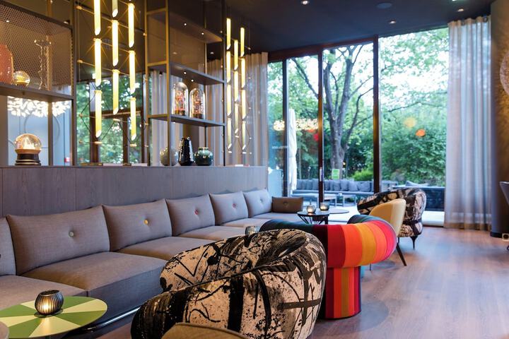 Lounge 51 of 58