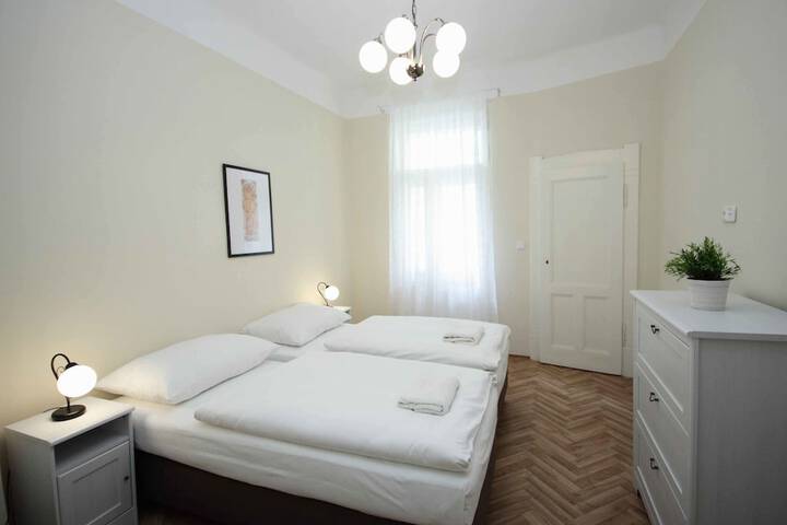 Room 3 of 43