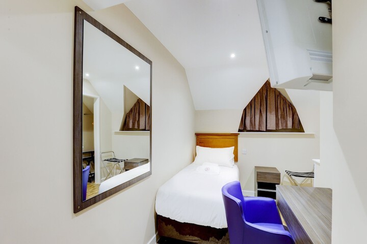 Room 9 of 30