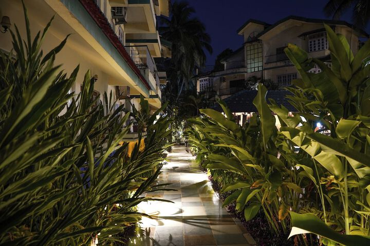 Hotel Exterior 95 of 116