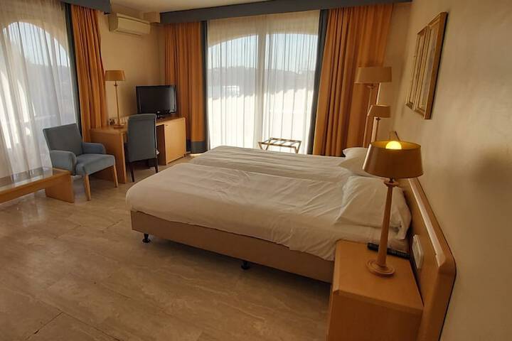 Room 33 of 73