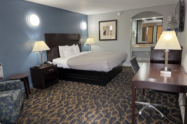 1 King Bed Accessible (19 of 21)