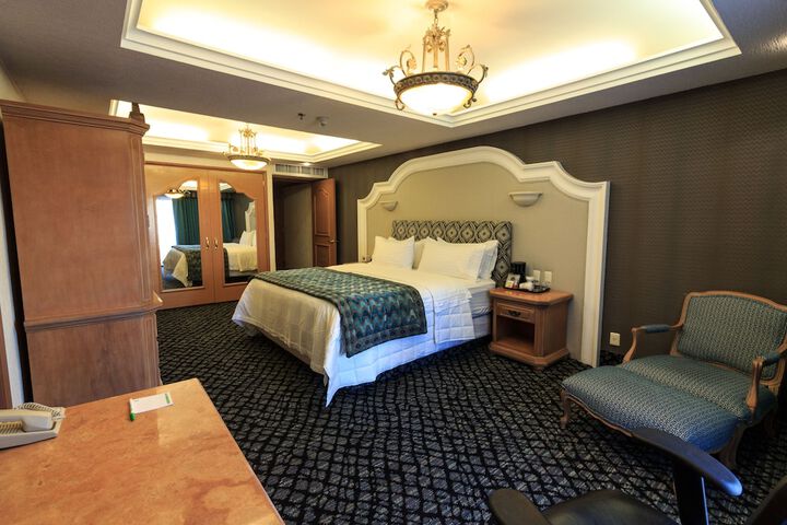 Room 18 of 163